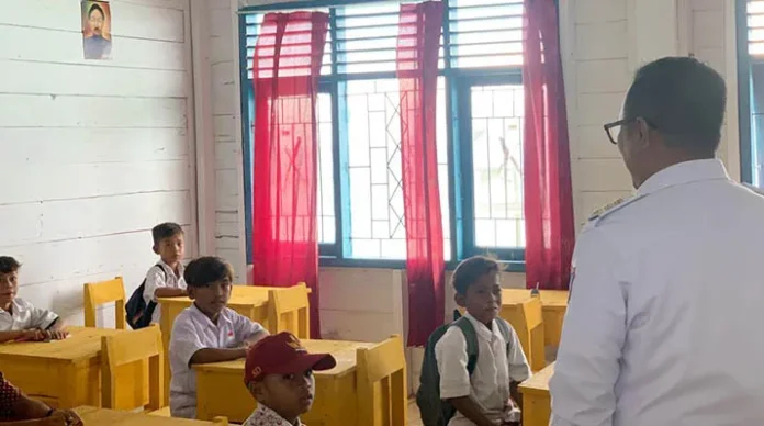 Pj Bupati Mubar Sidak SDN 9 Maginti yang Berada di Pulau Terluar