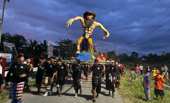 Umat Hindu di Mubar Bawa Ogoh-ogoh Keliling Kampung Lalu Dibakar