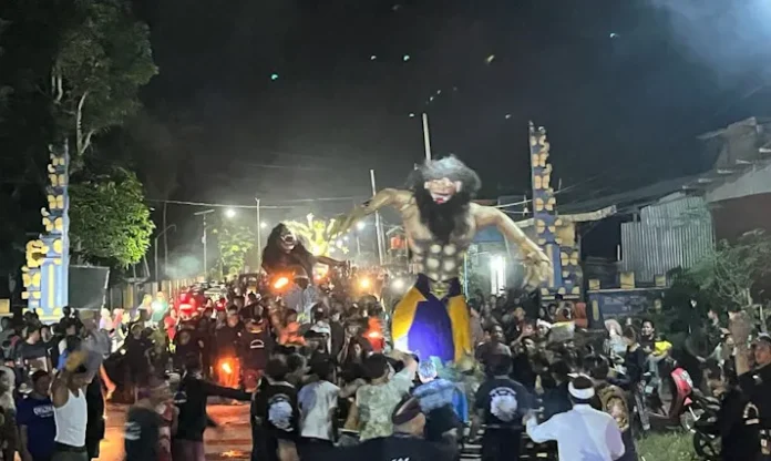 Umat Hindu di Mubar Bawa Ogoh-ogoh Keliling Kampung Lalu Dibakar