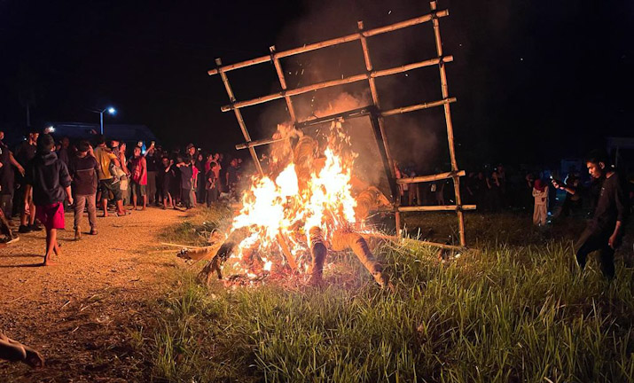 Umat Hindu di Mubar Bawa Ogoh-ogoh Keliling Kampung Lalu Dibakar