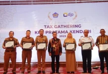 KPP Pratama Kendari Beri Penghargaan kepada Wajib Pajak di 10 Sektor KPP Pratama Kendari Beri Penghargaan kepada Wajib Pajak di 10 Sektor