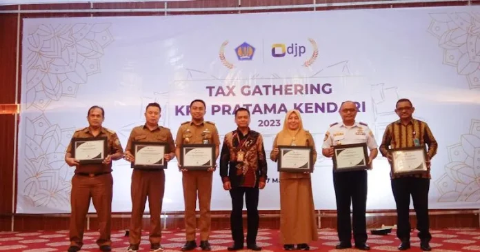 KPP Pratama Kendari Beri Penghargaan kepada Wajib Pajak di 10 Sektor