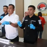 Seorang Wanita Pengedar Narkoba di Kendari Ditangkap Polisi Seorang Wanita Pengedar Narkoba di Kendari Ditangkap Polisi