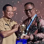 Pj Bupati Mubar Terima Penghargaan UHC Award Pj Bupati Mubar Terima Penghargaan UHC Award