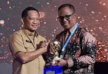 Pj Bupati Mubar Terima Penghargaan UHC Award Pj Bupati Mubar Terima Penghargaan UHC Award