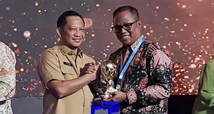 Pj Bupati Mubar Terima Penghargaan UHC Award