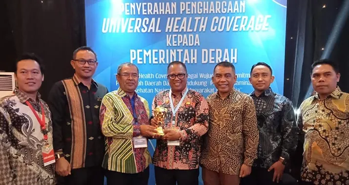 Pj Bupati Mubar Terima Penghargaan UHC Award