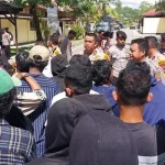 Ratusan Warga Labunti Geruduk Polres Muna Ratusan Warga Labunti Geruduk Polres Muna