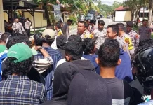 Ratusan Warga Labunti Geruduk Polres Muna Ratusan Warga Labunti Geruduk Polres Muna