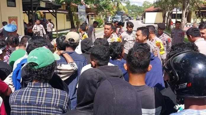 Ratusan Warga Labunti Geruduk Polres Muna Ratusan Warga Labunti Geruduk Polres Muna