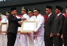 Hari Otda ke-27, Bupati Kery Terima Penghargaan Prestasi Penyelenggaraan Pemerintah Daerah dari Kemendagri Hari Otda ke-27, Bupati Kery Terima Penghargaan Prestasi Penyelenggaraan Pemerintah Daerah dari Kemendagri