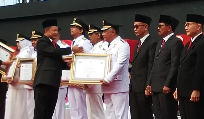 Hari Otda ke-27, Bupati Kery Terima Penghargaan Prestasi Penyelenggaraan Pemerintah Daerah dari Kemendagri Hari Otda ke-27, Bupati Kery Terima Penghargaan Prestasi Penyelenggaraan Pemerintah Daerah dari Kemendagri