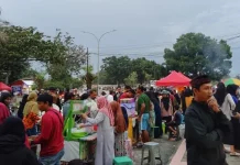 Bundaran Kantor Gubernur Jadi Spot Buka Puasa Favorit Warga Kendari Bundaran Kantor Gubernur Jadi Spot Buka Puasa Favorit Warga Kendari