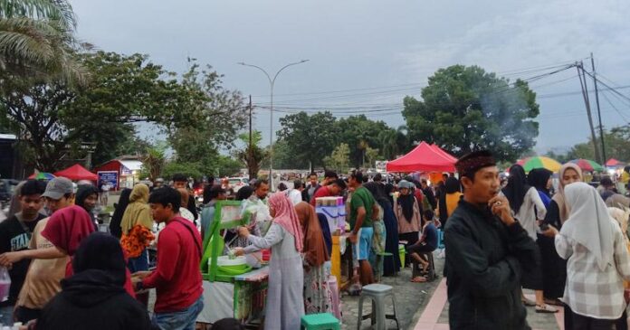 Bundaran Kantor Gubernur Jadi Spot Buka Puasa Favorit Warga Kendari