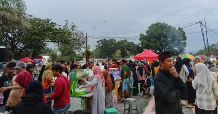 PSX_4270 Bundaran Kantor Gubernur Jadi Spot Buka Puasa Favorit Warga Kendari