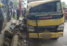 Mobil Truk di Kendari Tindih Pengendara Motor hingga Meninggal Dunia Mobil Truk di Kendari Tindih Pengendara Motor hingga Meninggal Dunia