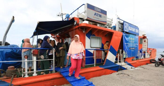 Gunakan Teras Kapal di Momen Ramadan, BRI Layani Penukaran Uang di Kepulauan Seribu