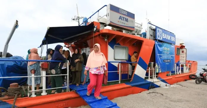 Gunakan Teras Kapal di Momen Ramadan, BRI Layani Penukaran Uang di Kepulauan Seribu