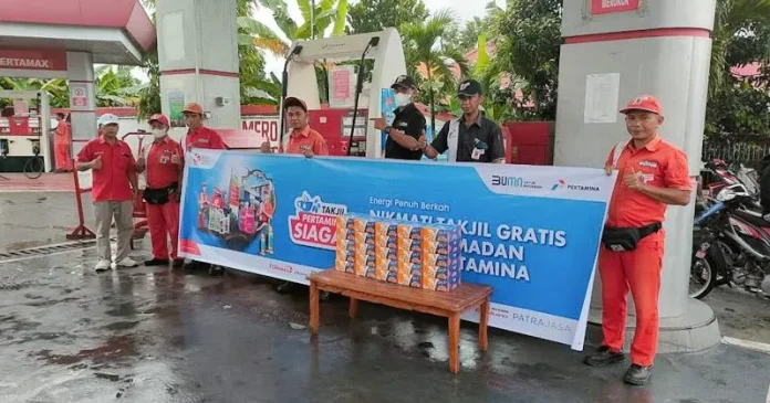 Peringati Nuzulul Quran, Pertamina Berbagi Takjil di SPBU