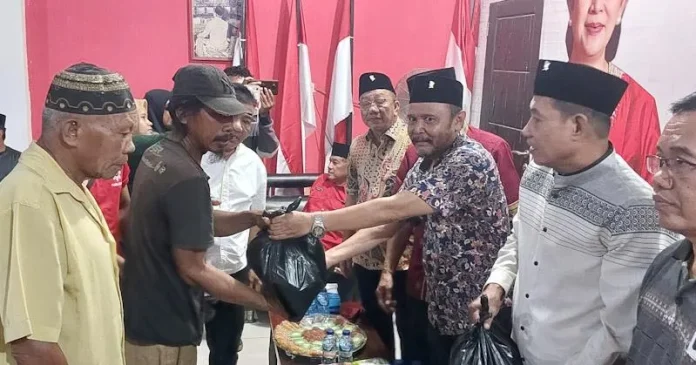 PDIP Sultra Beri Santunan ke Masyarakat Kurang Mampu