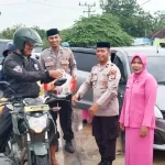 Polsek Tiworo Tengah Bagi-bagi Takjil untuk Pengguna Jalan Polsek Tiworo Tengah Bagi-bagi Takjil untuk Pengguna Jalan