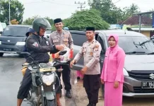 Polsek Tiworo Tengah Bagi-bagi Takjil untuk Pengguna Jalan Polsek Tiworo Tengah Bagi-bagi Takjil untuk Pengguna Jalan