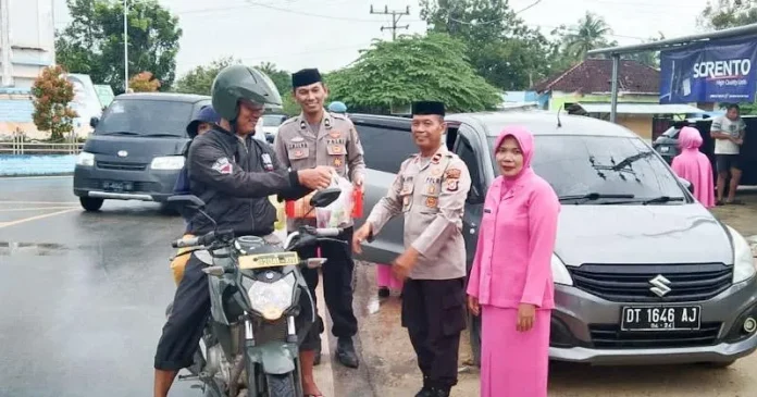 Polsek Tiworo Tengah Bagi-bagi Takjil untuk Pengguna Jalan