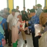 Bupati Wakatobi dan Baznas Serahkan Bantuan Beras di Pulau Wangiwangi Bupati Wakatobi dan Baznas Serahkan Bantuan Beras di Pulau Wangiwangi