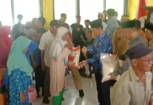Bupati Wakatobi dan Baznas Serahkan Bantuan Beras di Pulau Wangiwangi Bupati Wakatobi dan Baznas Serahkan Bantuan Beras di Pulau Wangiwangi