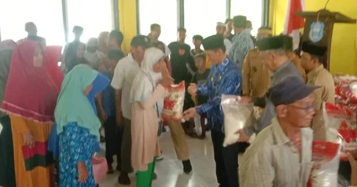 Bupati Wakatobi dan Baznas Serahkan Bantuan Beras di Pulau Wangiwangi
