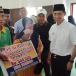 Jelang Lebaran, Bupati Wakatobi Salurkan BLT untuk Masyarakat Kecamatan Wangiwangi Jelang Lebaran, Bupati Wakatobi Salurkan BLT untuk Masyarakat Kecamatan Wangiwangi