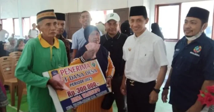 Jelang Lebaran, Bupati Wakatobi Salurkan BLT untuk Masyarakat Kecamatan Wangiwangi