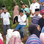 Turunan Bhonto Balano Lade Niy Ikuti Halalbihalal di Makam Bhonto Bhalano Lade Aka Turunan Bhonto Balano Lade Niy Ikuti Halalbihalal di Makam Bhonto Bhalano Lade Aka