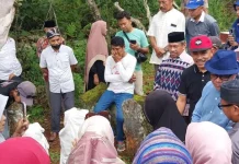 Turunan Bhonto Balano Lade Niy Ikuti Halalbihalal di Makam Bhonto Bhalano Lade Aka Turunan Bhonto Balano Lade Niy Ikuti Halalbihalal di Makam Bhonto Bhalano Lade Aka