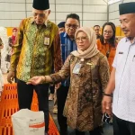 Pemprov Sultra dan Bulog Salurkan 2,2 Ribu Ton Beras untuk 225 Ribu KPM Pemprov Sultra dan Bulog Salurkan 2,2 Ton Beras untuk 225 Ribu KPM