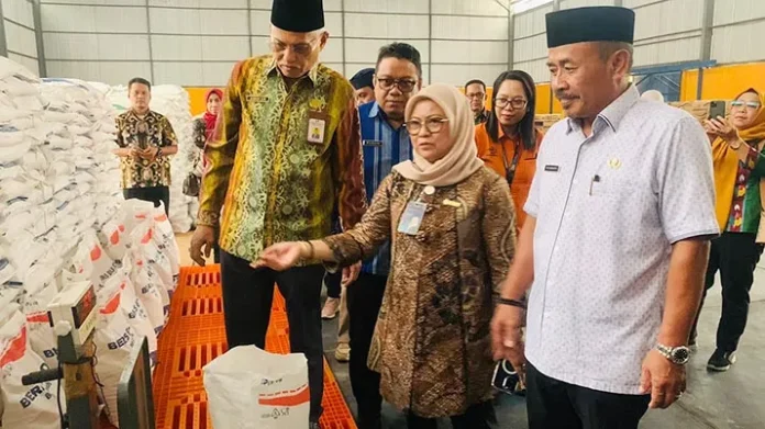 Pemprov Sultra dan Bulog Salurkan 2,2 Ton Beras untuk 225 Ribu KPM