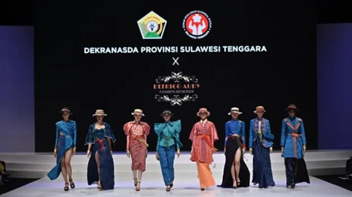 Pemprov Sultra Sukses Promosikan Busana Tenun Khas di Ajang Indonesia Fashion Week 2023
