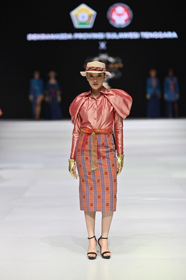 Pemprov Sultra Sukses Promosikan Busana Tenun Khas di Ajang Indonesia Fashion Week 2023