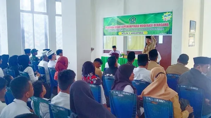 Bupati Wakatobi Jadi Motivator Pelatihan Dasar Kepemimpinan di MTsN 3 Binongko