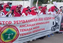 Tenaga Kesehatan di Sultra Gelar Aksi Tolak RUU Kesehatan Tenaga Kesehatan di Sultra Gelar Aksi Tolak RUU Kesehatan
