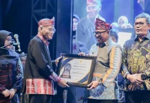 Pj Bupati Mubar Terima Penghargaan Paritrana Award dari BPJS Ketenagakerjaan Pj Bupati Mubar Terima Penghargaan Partiana Award dari BPJS Ketenagakerjaan