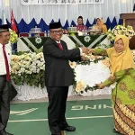 Pj Bupati Mubar Serahkan Dana Hibah Rp300 Juta untuk ITBK Muhammadiyah Pj Bupati Mubar Serahkan Dana Hibah Rp300 Juta untuk ITBK Muhammadiyah