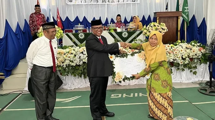 Pj Bupati Mubar Serahkan Dana Hibah Rp300 Juta untuk ITBK Muhammadiyah