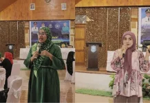 Kader PKK Wakatobi Dilatih Public Speaking, Tata Rias, dan Berbusana Halijah Koso (Kiri) Rahmawati Nusa (Kanan)