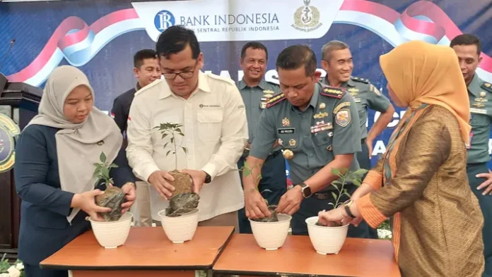 BI Sultra Serahkan 500 Bibit Cabai ke Lanal Kendari