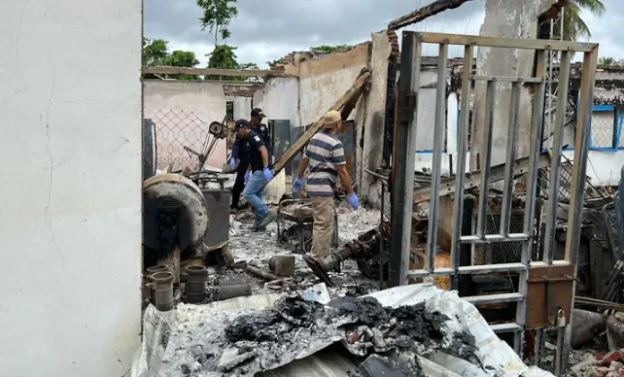 Abu dan Arang Jadi Sampel Tim Labfor Periksa Penyebab Kantor Dinas PURP Mubar yang Terbakar