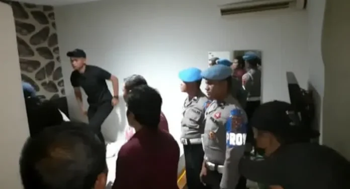 Suami Bersama Keluarga dan Anaknya Grebek Istri Sedang Ngamar dengan Anggota Polisi