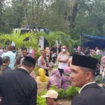 Ditempatkan di Luar Gedung, Orang Tua Wisudawan UHO: Percuma Kita Diberi Undangan Ditempatkan di Luar Gedung, Orang Tua Wisudawan UHO: Percuma Kita Diberi Undangan