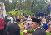 Ditempatkan di Luar Gedung, Orang Tua Wisudawan UHO: Percuma Kita Diberi Undangan Ditempatkan di Luar Gedung, Orang Tua Wisudawan UHO: Percuma Kita Diberi Undangan