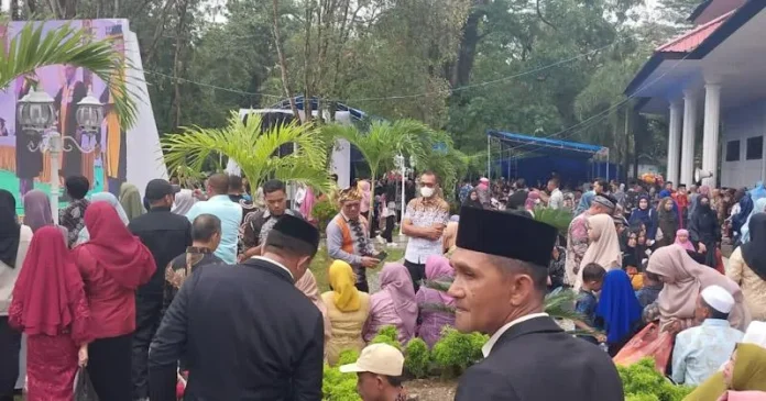 Ditempatkan di Luar Gedung, Orang Tua Wisudawan UHO: Percuma Kita Diberi Undangan